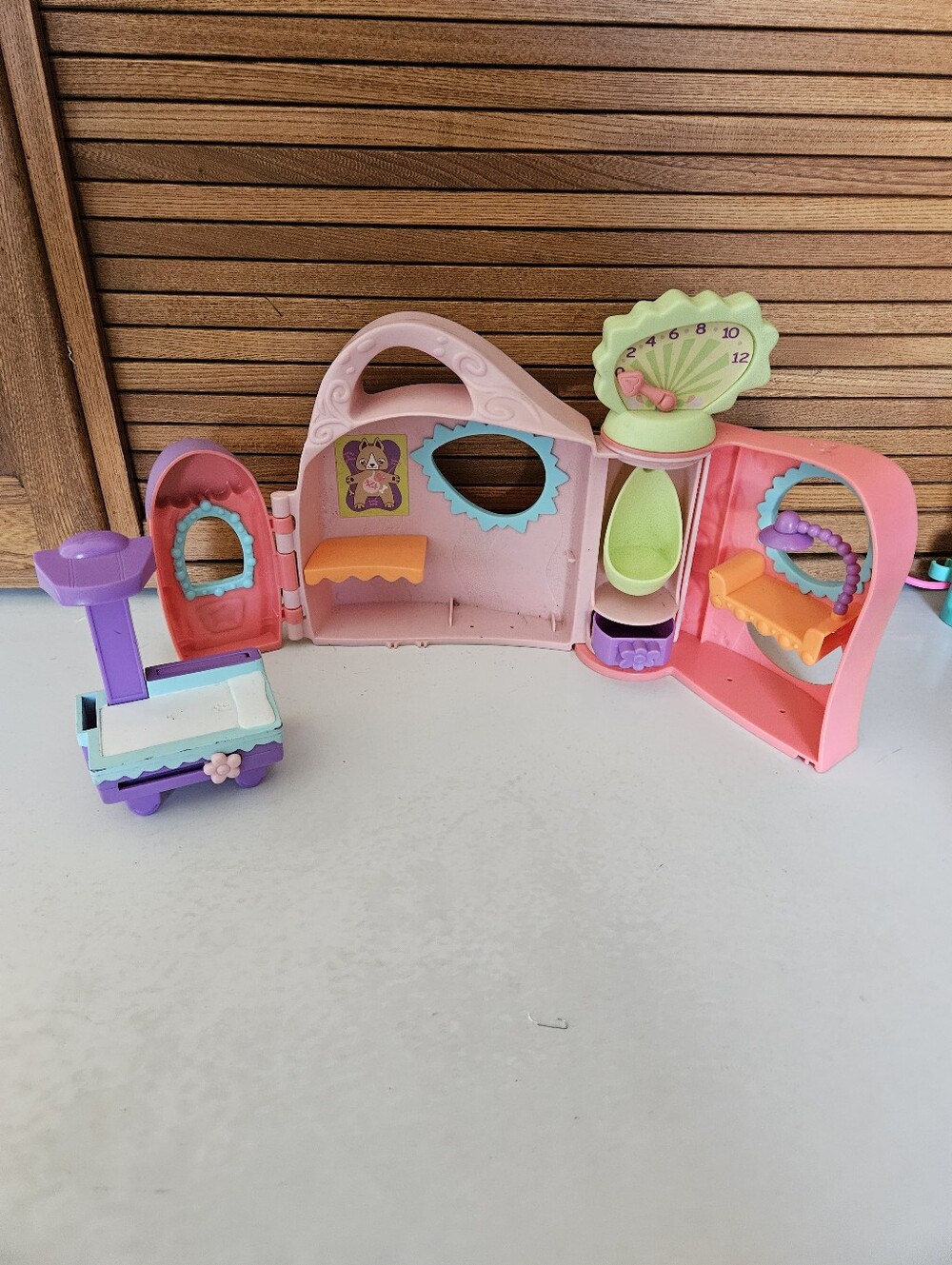 Authentic Littlest Pet Shop Get Better Center Playset